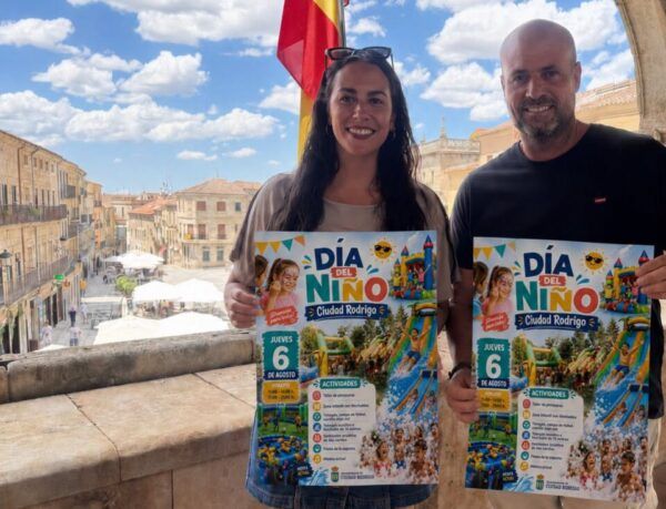 Dos personas sosteniendo un cartel del Día del Niño en Ciudad Rodrigo
