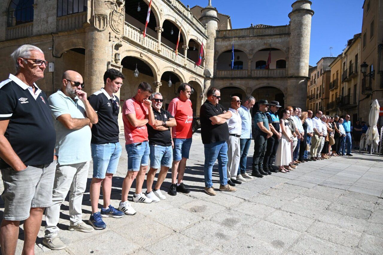 Grupo de personas en Ciudad Rodrigo durante un minuto de silencio