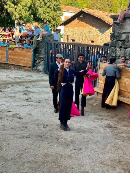 Alumnos de la Escuela de Tauromaquia en Cuevas del Valle durante una clase práctica