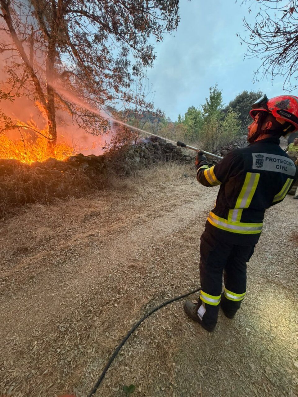 Miembro de Protección Civil apagando un incendio en Fermoselle
