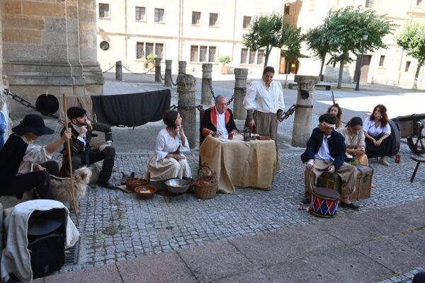 Representación teatral de los juicios napoleónicos en un evento cultural