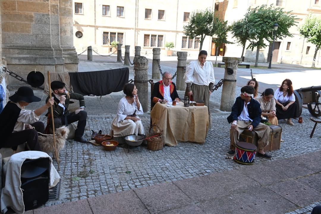Representación teatral de los juicios napoleónicos en un evento cultural