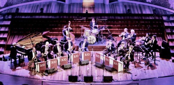 Barcelona Jazz Orchestra actuando en un concierto en Salamanca