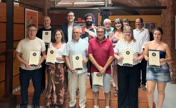 Participantes del XIV Concurso de Fotografía en el Museo del Comercio mostrando sus premios.