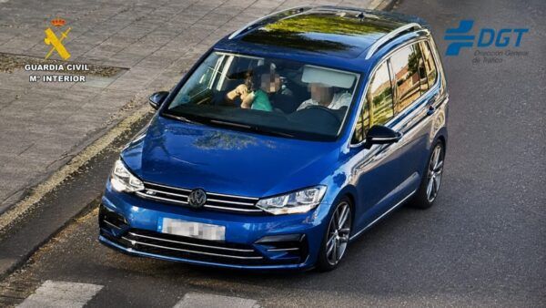 Vehículo azul con pasajeros en Carbajosa de la Sagrada