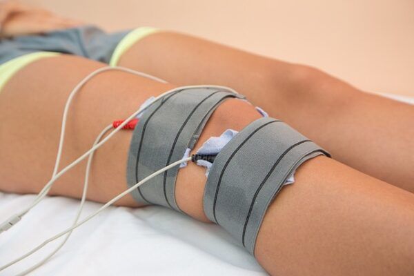 Pierna con electroterapia en tratamiento de fisioterapia