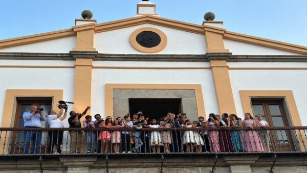 Grupo de niños y adultos en un balcón durante el evento de la Corte Juvenil