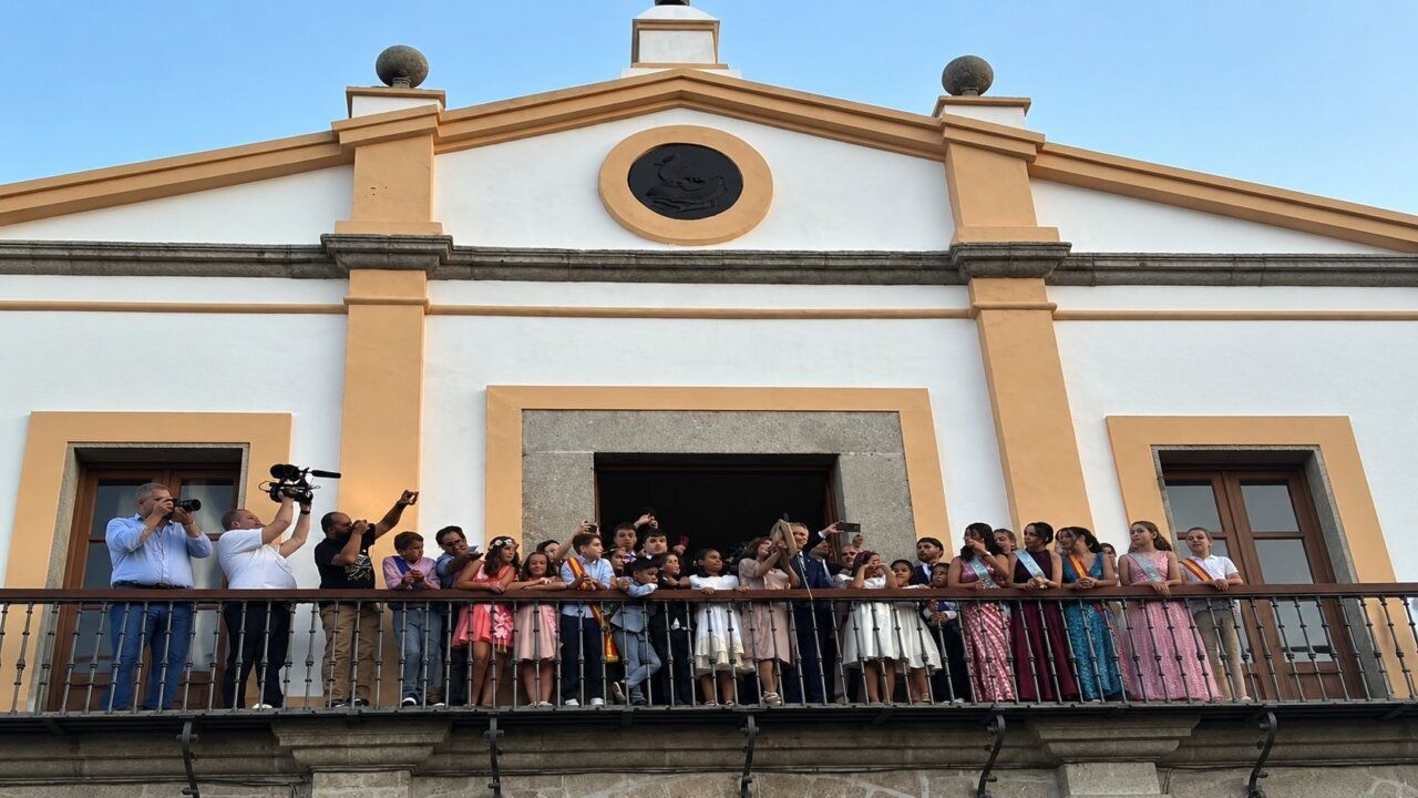 Grupo de niños y adultos en un balcón durante el evento de la Corte Juvenil