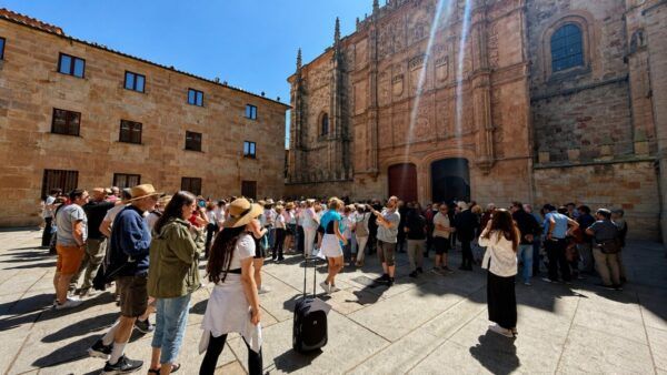 Grupo de turistas en Salamanca frente a un edificio histórico