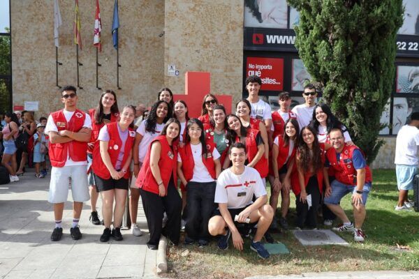 Grupo de jóvenes y monitores de Cruz Roja en un campamento de verano