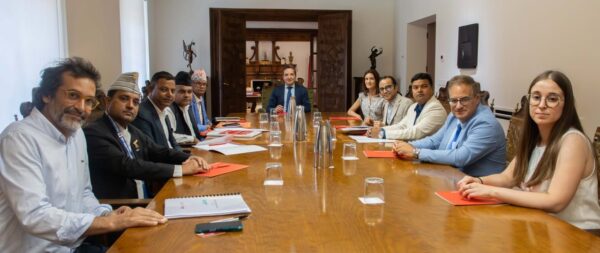 Reunión entre delegación de Nepal y rector de la USAL para promover el español.