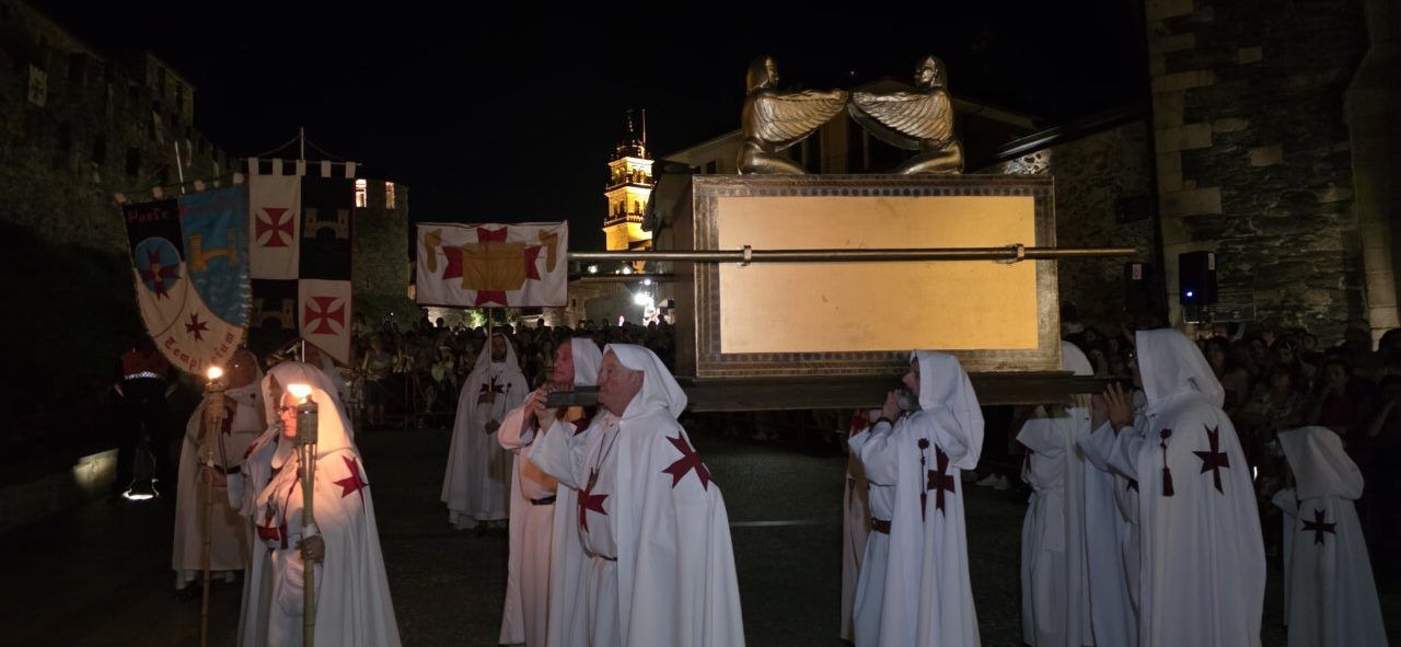 Participantes del desfile templario en Ponferrada con antorchas