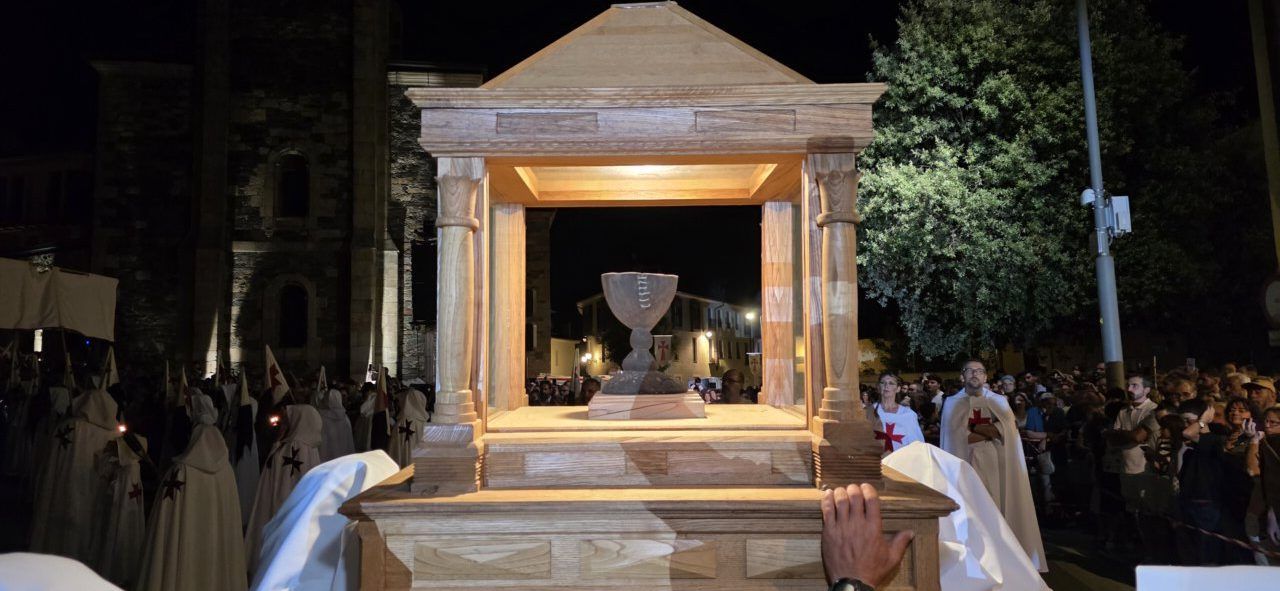 Representación del desfile templario en Ponferrada con una estructura de madera
