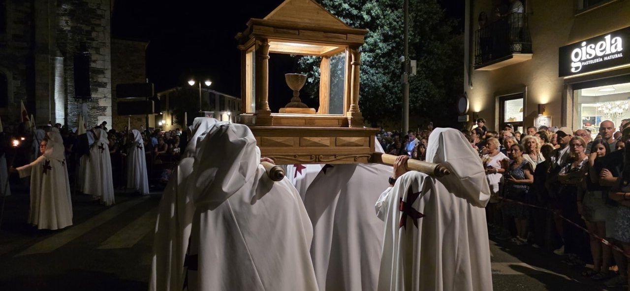 Participantes del desfile templario en Ponferrada durante la noche