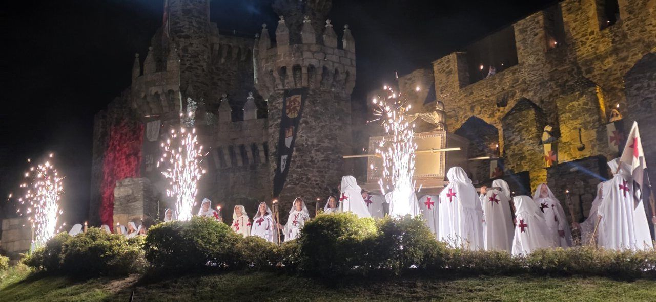 Desfile templario en Ponferrada con fuegos artificiales y castillo de fondo