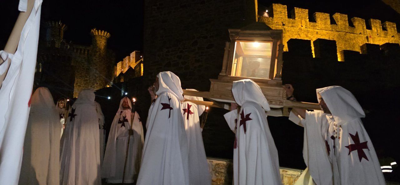 Participantes en un desfile templario en Ponferrada durante la noche