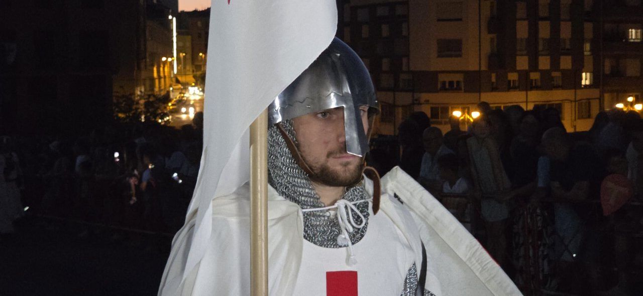 Caballero templario con armadura y estandarte en Ponferrada