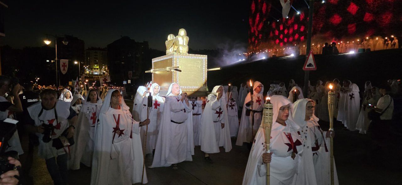 Participantes del desfile templario en Ponferrada con antorchas y vestimenta tradicional