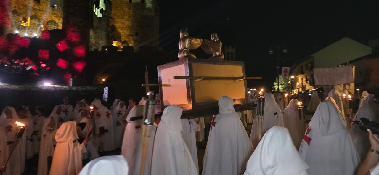 Participantes en el desfile templario de Ponferrada con antorchas