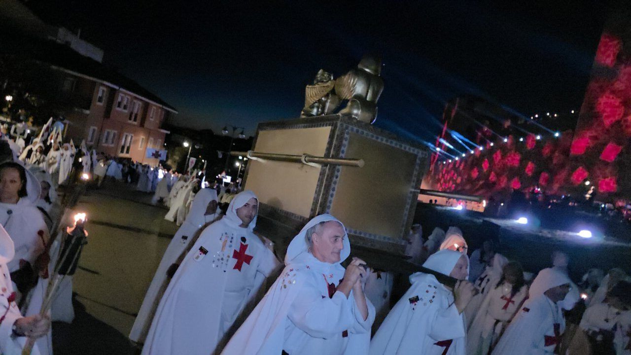 Participantes en el desfile templario de Ponferrada con antorchas