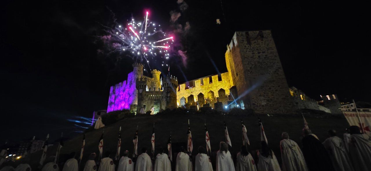 Fuegos artificiales sobre el castillo en el desfile templario de Ponferrada