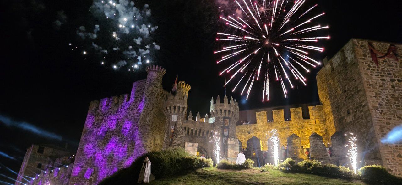 Fuegos artificiales sobre el castillo durante el desfile templario en Ponferrada