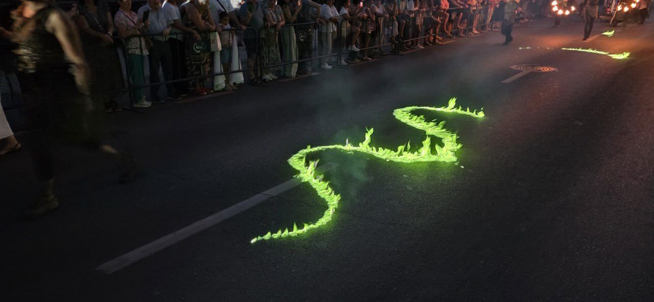 Desfile templario en Ponferrada con fuego y espectadores