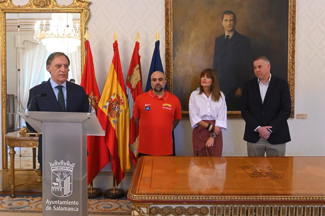 El alcalde de Salamanca despide a la Selección Española U18 de baloncesto.