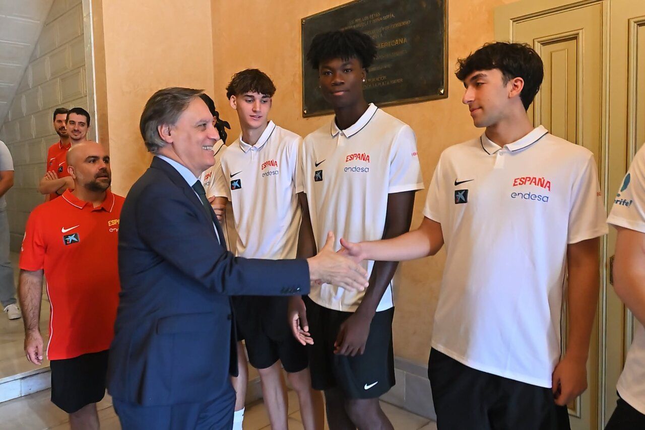 El alcalde de Salamanca saluda a la Selección Española U18 de baloncesto.