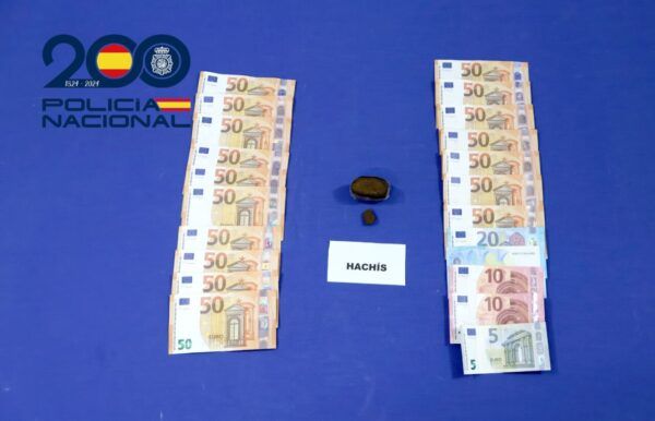 Dinero en efectivo y hachís incautados por la policía en una operación