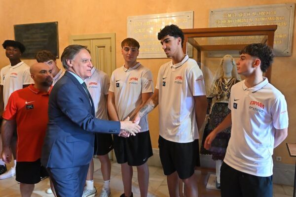 Alcalde de Salamanca saluda a la Selección Española U18 de baloncesto