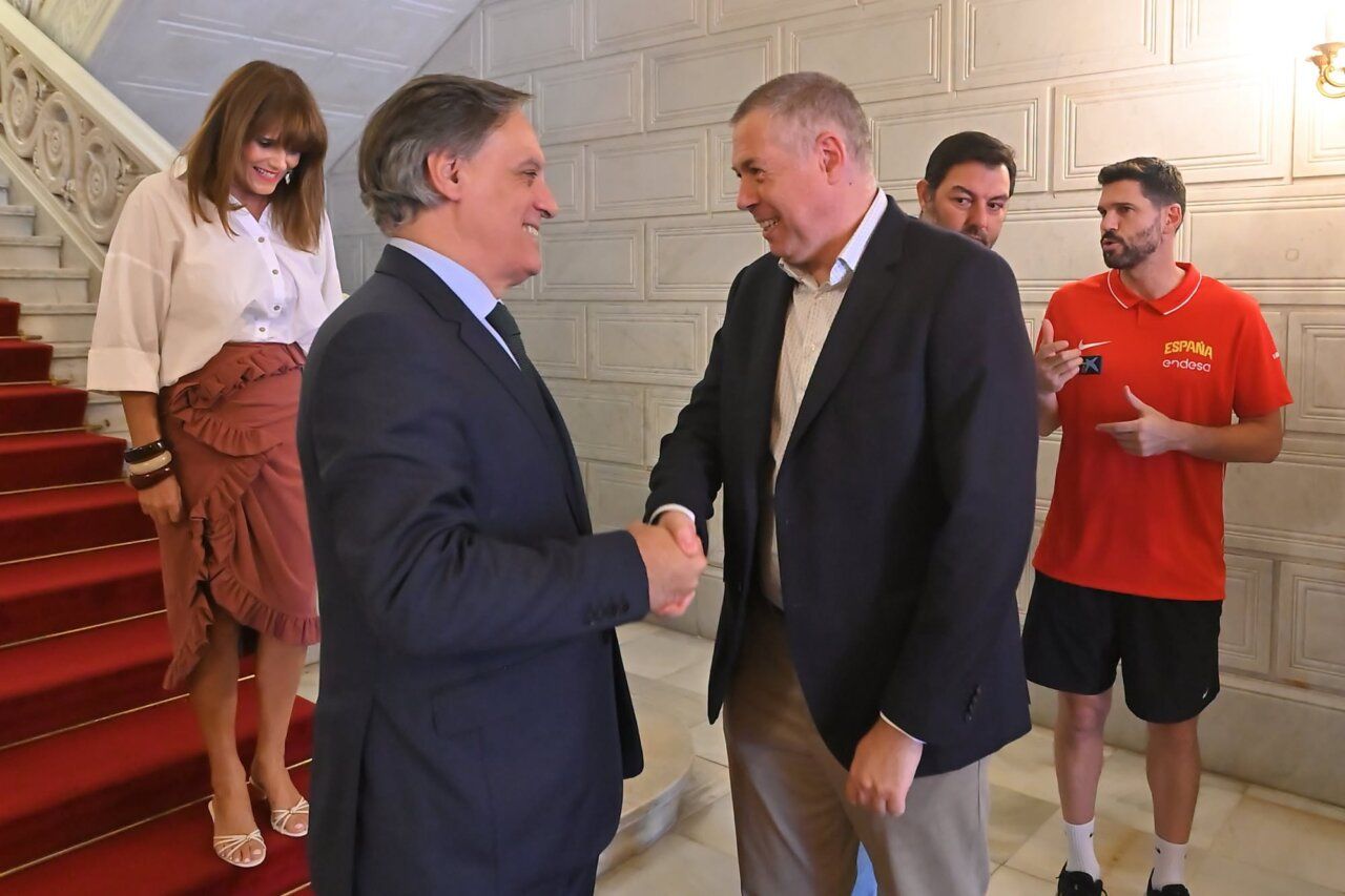 El alcalde de Salamanca saluda a los jugadores de la selección U18 de baloncesto.