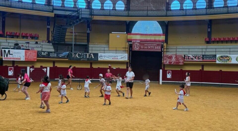 Niños disfrutando de un encierro sanferminero en Alba de Tormes