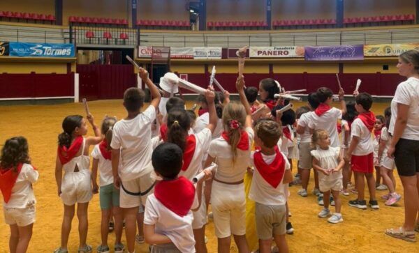 Niños disfrutando de un encierro sanferminero en Alba de Tormes