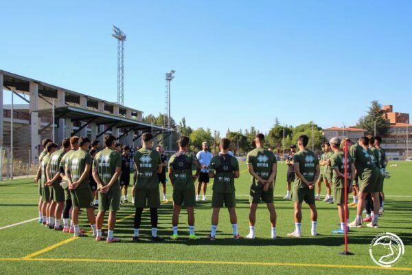 Entrenamiento de equipo de fútbol en el Reina Sofía con público presente.