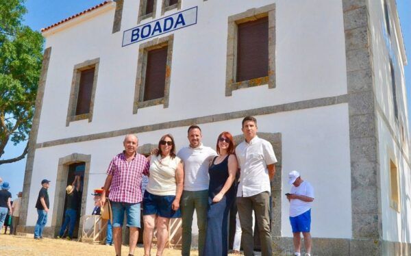 Inauguración de la estación de tren en Boada con varias personas presentes.