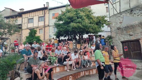 Asistentes disfrutando de actividades en el Lituero Fest en San Esteban de la Sierra.