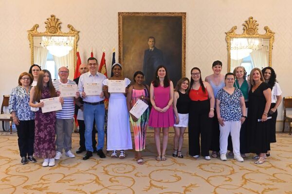 Grupo de personas recibiendo diplomas tras formación laboral en Salamanca