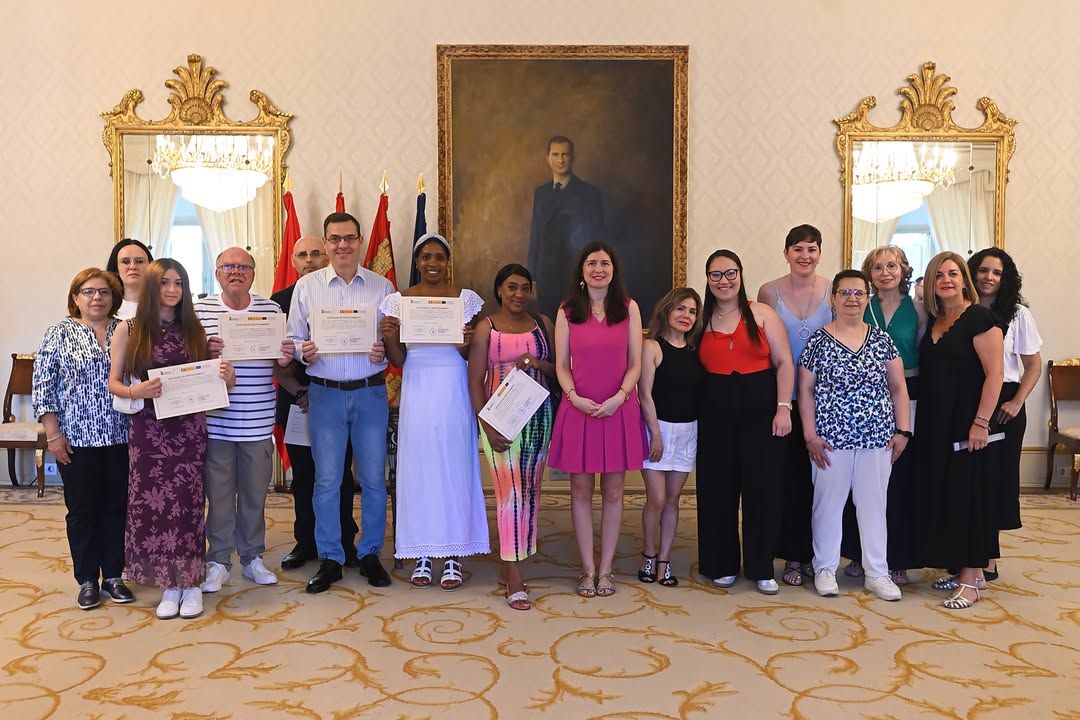 Grupo de personas recibiendo diplomas tras formación laboral en Salamanca