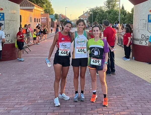 Tres mujeres sonrientes posando después de la carrera popular en Carbajosa de la Sagrada