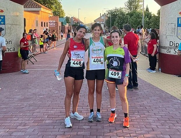 Tres mujeres sonrientes posando después de la carrera popular en Carbajosa de la Sagrada