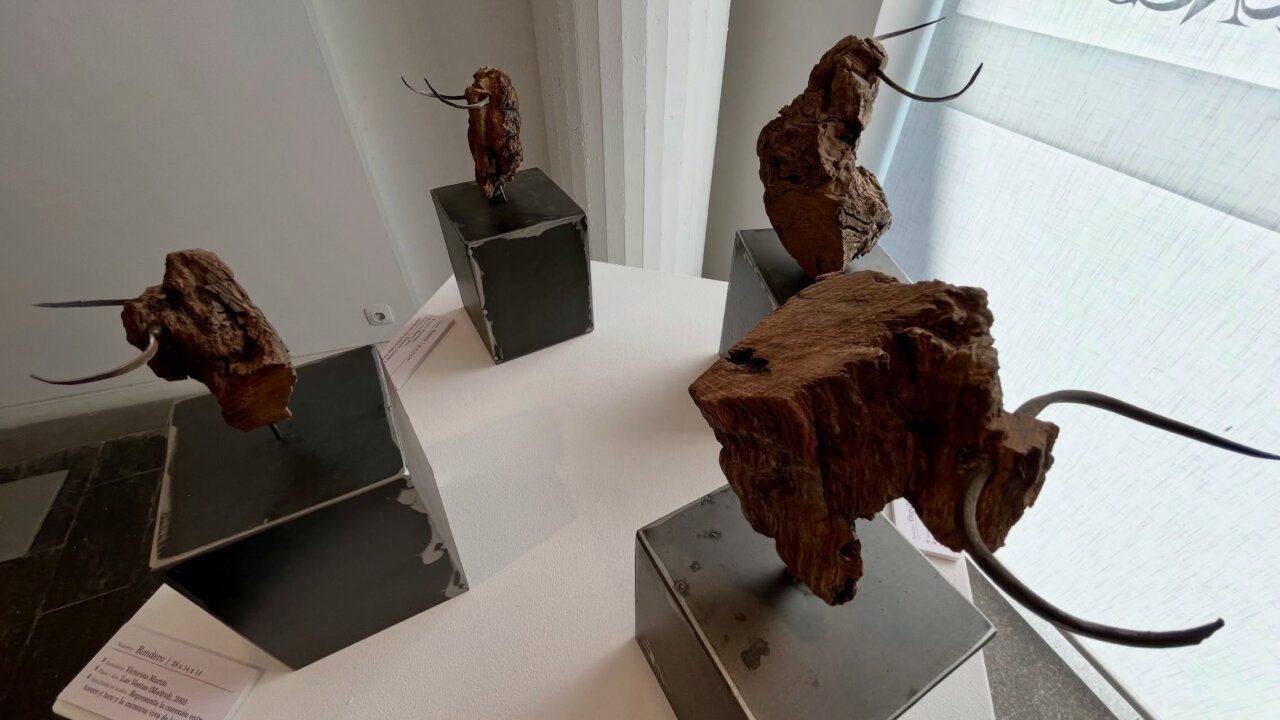 Esculturas de madera recuperada en exposición de Ángel Martín Carreño