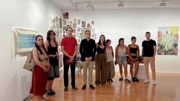 Grupo de artistas emergentes en la exposición del DA2 de Salamanca