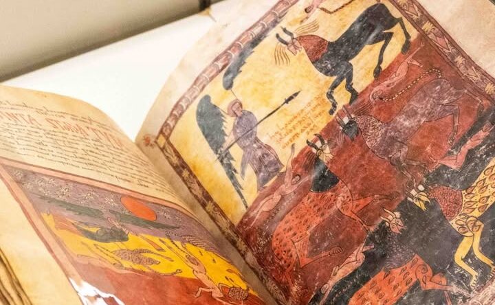 Facsímiles de códices medievales beatos en exposición