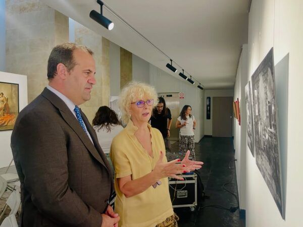 Visitantes observando fotografías en la exposición en Salamanca