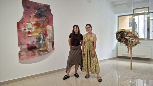 Artistas Lucía García y Alba Prado en exposición sobre paisajes desgastados