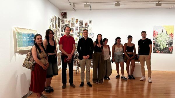 Grupo de artistas en la exposición de trabajos de fin de máster en el DA2