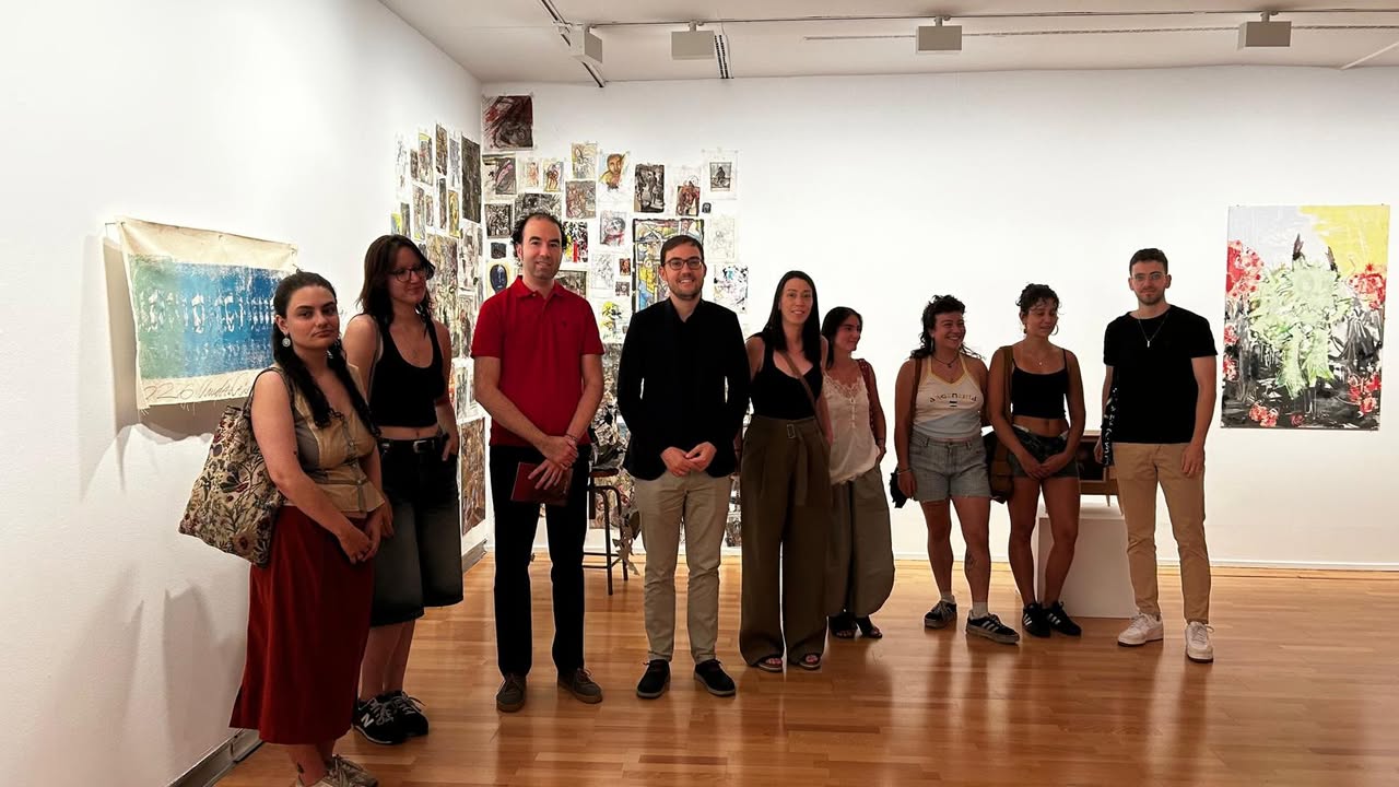 Grupo de artistas en la exposición de trabajos de fin de máster en el DA2