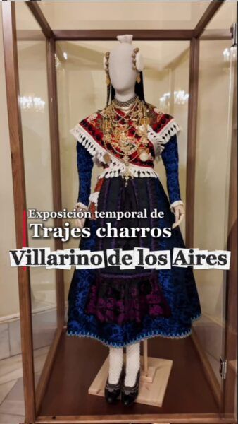 Traje charro femenino en exposición en Salamanca con detalles en terciopelo.