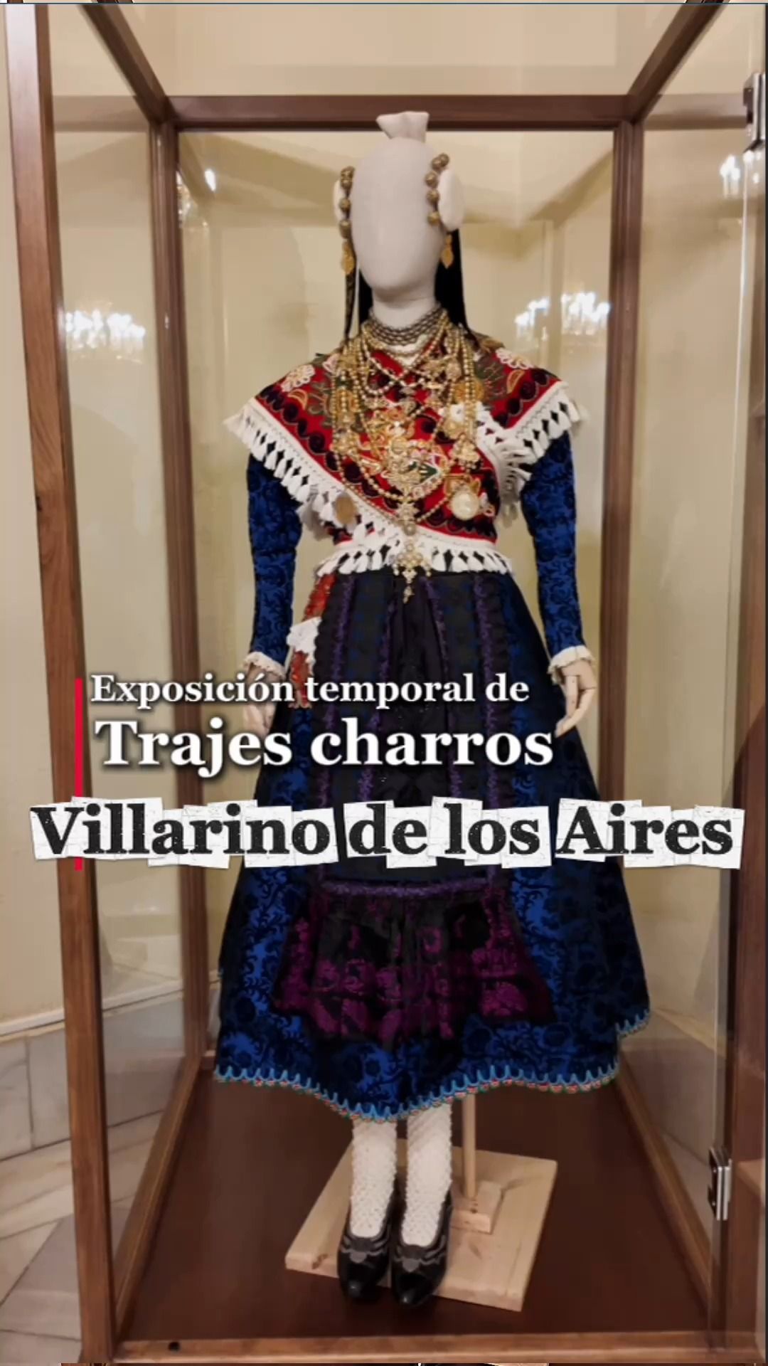 Traje charro femenino en exposición en Salamanca con detalles en terciopelo.